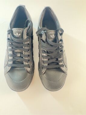 adidas Men’s Black Low-Top Lace-Up Sneakers